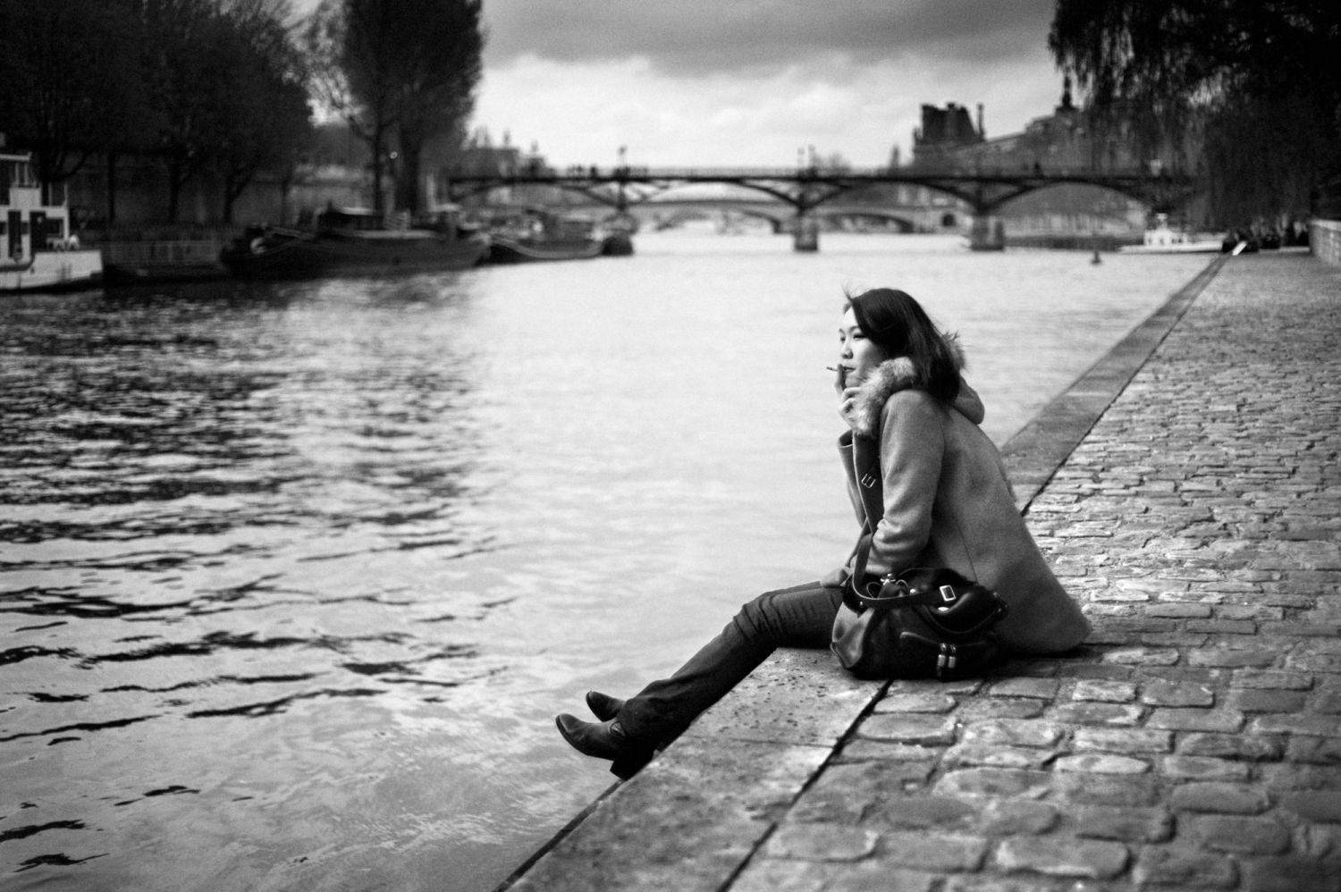 Parisiennes - Assise en bord de Seine