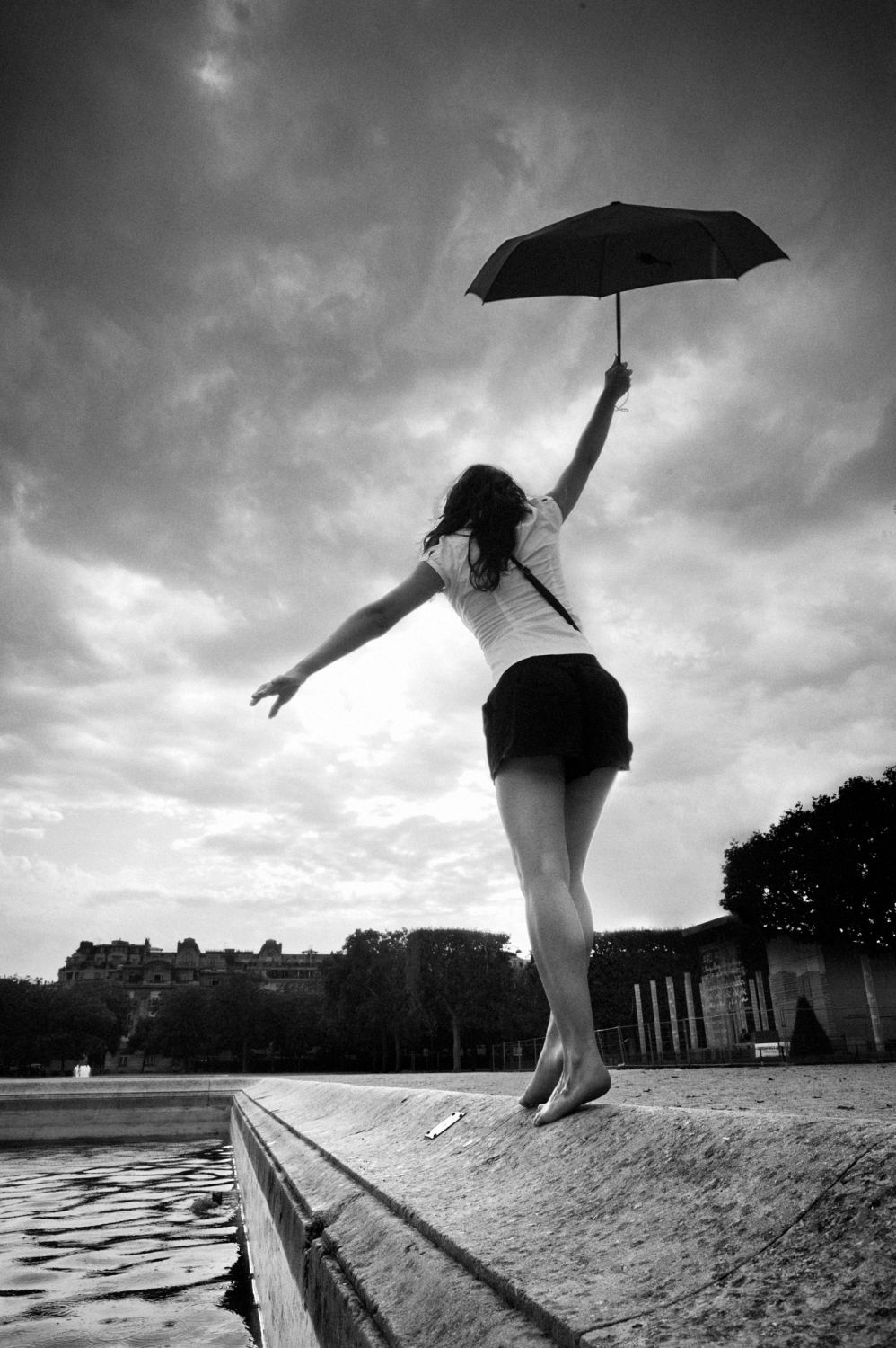 Parisiennes - La pluit arrive au Trocadero