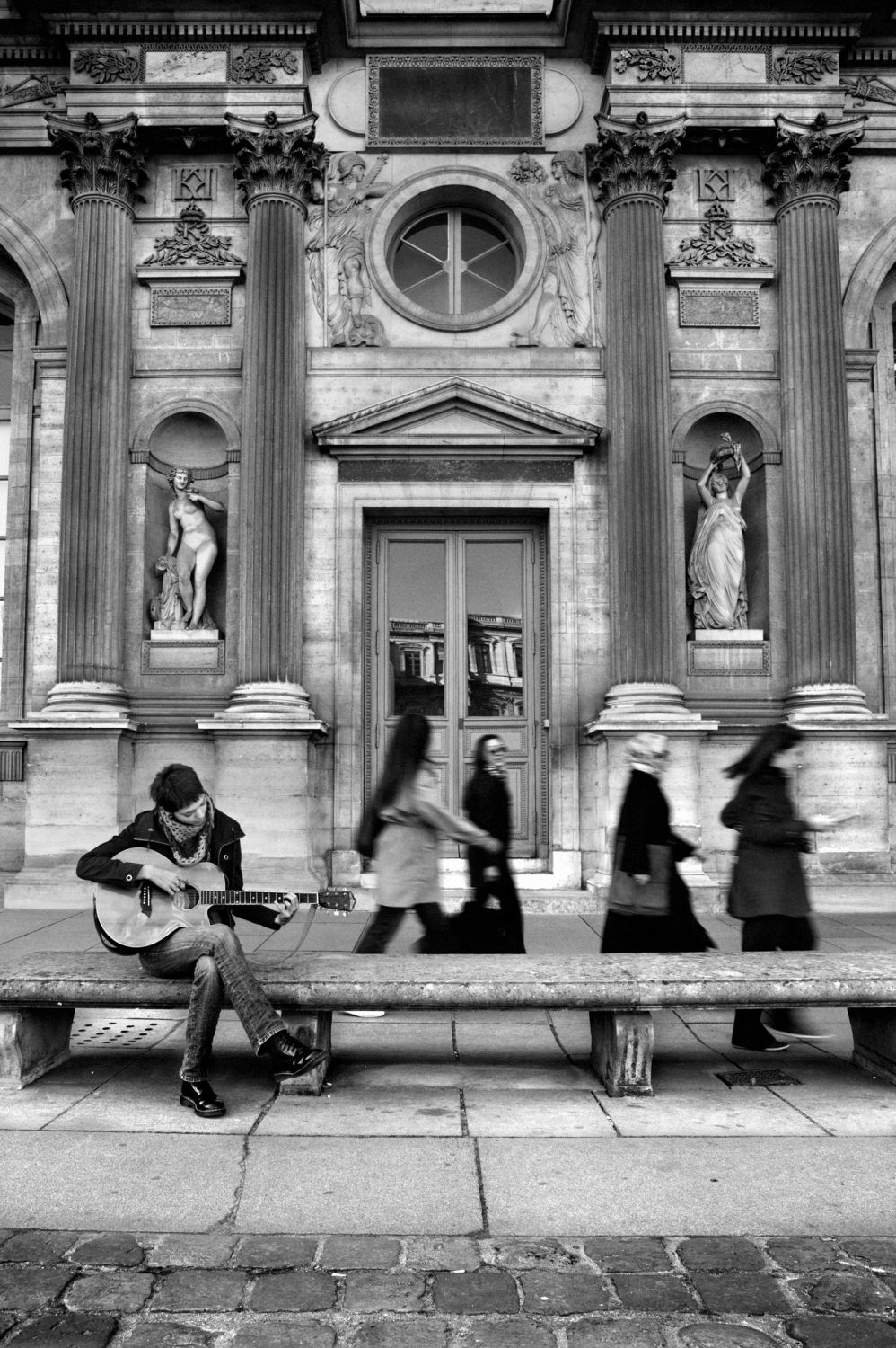 Parisienne - Guitare au Louvre